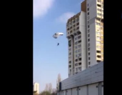 Опасна мода: Трима скочиха с парашути от покрива на 20-етажен блок в София
