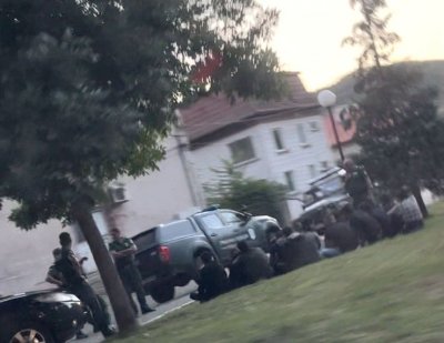Джип с нелегални мигранти е бил задържан в центъра на Годеч снощи  Те са били заловени