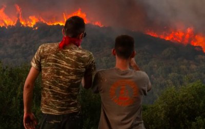 Огнеборци не могат да се справят с горските пожари в Гърция