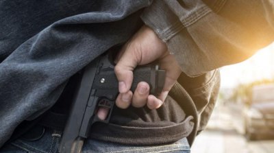 46 годишен мъж е отправял закани и размахвал пистолет пред магазин