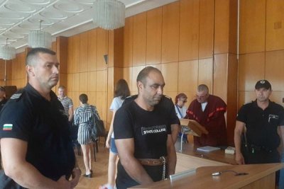 В момента в Бургаския окръжен съд започва делото за мярката