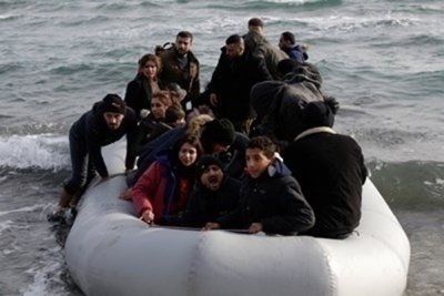 Гръцката бреговата охрана откри и спаси 61 мигранти без документи