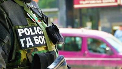 Голям удар на ГДБОП и Прокуратурата в Бургаско  Тонове фалшиви дрехи