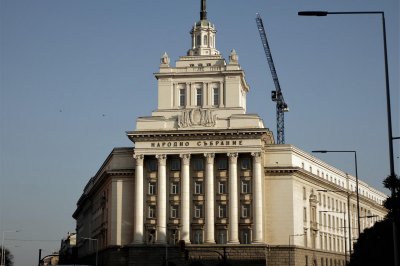 ПРОБИВ: Росен Желязков сваля комунистическия герб от Партийния дом