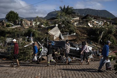 Наводненията в Бразилия: Жертвите се увеличават, хора се катерят по покривите (СНИМКИ)