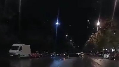 Къде е полицията? БМВ дрифтира на дъжд на пъпа на София (ВИДЕО)