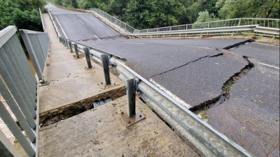 След бедствието: Изграждат спешно временен мост при Царево 