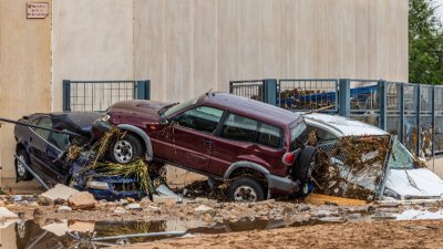 Двама души загинаха след мощните бури в Испания