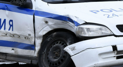 Неправоспособен водач се удари в полицейски автомобил в Кубрат съобщи