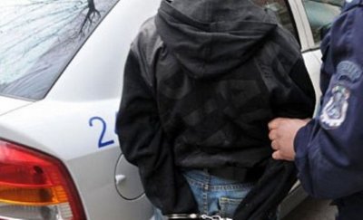 Полицията арестува 27 годишен мъж издърпал чанта от ръцете на