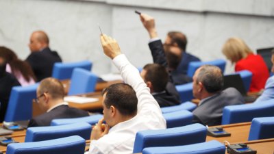 Без дебати депутатите приеха на първо гласуване на Законопроект за