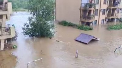Трима души се издирват след проливните дъждове и наводнения през