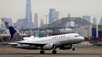 Авиокомпанията United Airlines поиска от федералните регулатори да спрат всички
