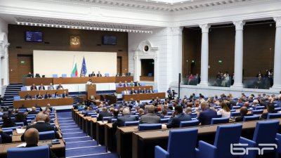 Депутатите обсъждат възможността за три седмици ваканция на парламента преди