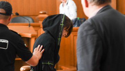 Синът на Виолета Донева целуна дъщеря си Ивет в съда