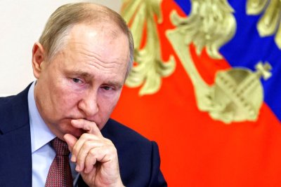 Руският президент Владимир Путин е принуден да моли за помощ