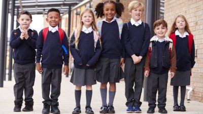 Във Великобритания учебната година вече започна но десетки училища останаха