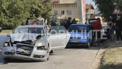 Автомобил с мигранти катастрофира край София в центъра на село