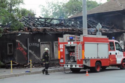 Сгради на БДЖ изгоряха при голям пожар в Бургас (СНИМКИ)