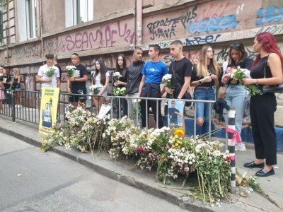 (СНИМКИ) Съученици и близки на 15-годишния Филип, блъснат на пешеходна пътека в София, се събраха на шествие