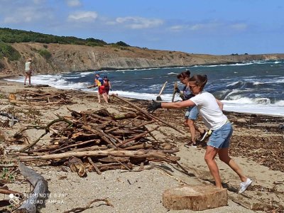 Доброволци чистят плаж Велека след наводненията