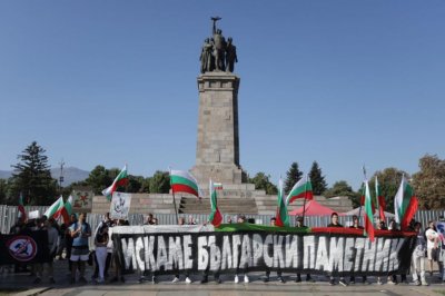 Изграждат скеле около МОЧА