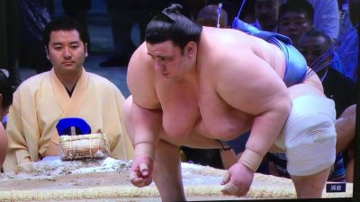 Даниел Иванов Аоияма постигна втора поредна победа на турнира по сумо