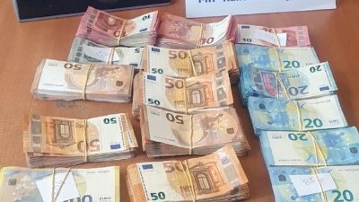 Недекларирана валута в размер на 75 000 евро задържаха митнически служители