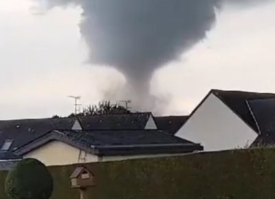 Мини торнадо нанесе щети във Франция Срутили са се 3