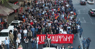 Арменци щурмуваха сградата на правителството в центъра на Ереван Протестиращите