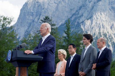 Г-7 призова Китай да окаже натиск върху Русия