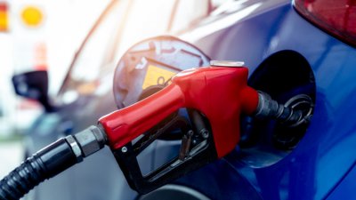 Експерт: Цената на бензина скоро ще започва с тройка