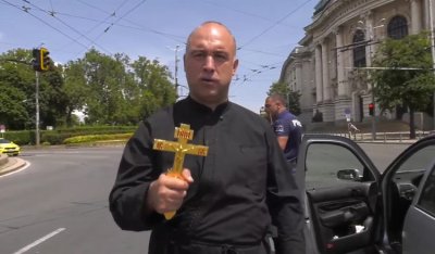 Свещеникът, нападнал Кирил Петков и кортежа на Зеленски, се появи и на протеста на КНСБ