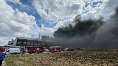 Голям пожар се разрази днес във фабрика в района Силиври