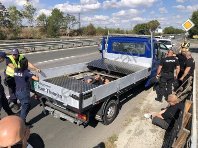 Малко камионче с мигранти бе спряно на изхода на Бургас