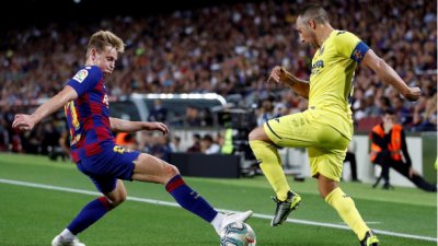 Футболистът на Барселона Френки де Йонг няма да се завърне