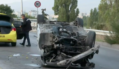 Кола се обърна по таван на бул Брюксел в София Инцидентът