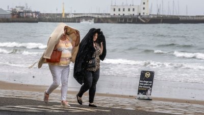 След като премина през Ирландия  бурята Агнес връхлетя Великобритания с бурни ветрове
