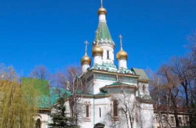 Напрежение в този час пред Руската църква в София Вярващи
