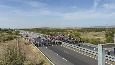 Остава блокадата на автомагистрала Струма край Дупница синдикални лидери пътуват