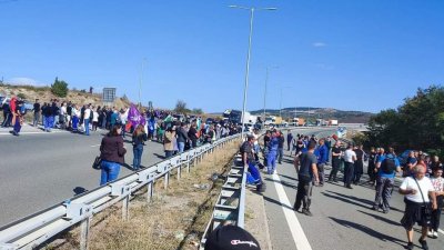 Протестиращи миньори и енергетици блокираха и движението по автомагистрала Струма