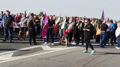 Бунтът не стихва: Трети ден са блокирани възлови пътища в страната