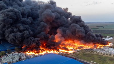 Голям пожар в депо за пластмаси в Хърватия