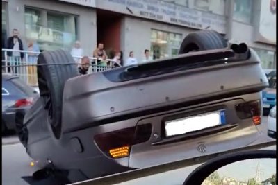 Кола се обърна по таван на Симеоновско шосе в София