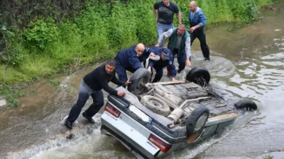Автомобил падна в река от мост по пътя Самоков