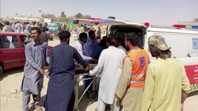 Самоубийствен атентат в Пакистан уби най малко 52 души и рани