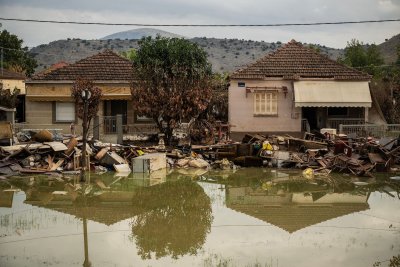 Гръцкото правителство търси начин да настани семействата чиито домове бяха наводнени при
