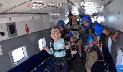 Бабугер на 104 скочи с парашут (ВИДЕО)