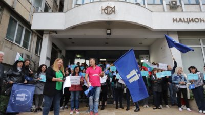 Служители от Националния статистически институт излязоха на протест в София