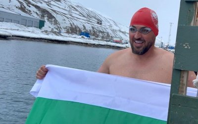 Дядо Петър Стойчев плува в лед в Монголия